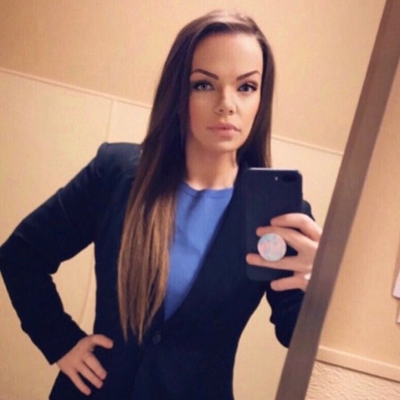 Meet your Posher, Amanda - Picture 2 of 4